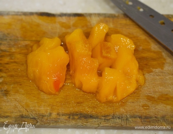 С хурмы снимите кожицу, при необходимости удалите косточки. Нарежьте на небольшие кусочки.