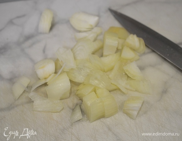 Лук почистите, нарежьте кубиком.