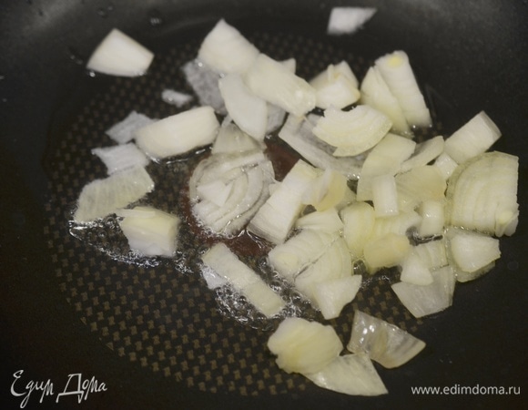 Обжаривайте на сковороде с добавлением масла около 5 минут.