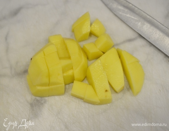 Картофель почистите, нарежьте кубиками.