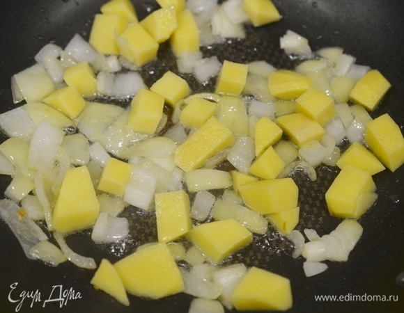Добавьте в сковороду, обжаривайте вместе с луком.
