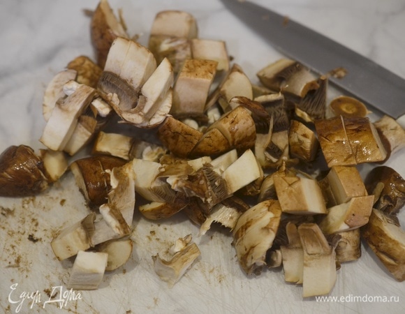 Грибы помойте, нарежьте на кусочки.