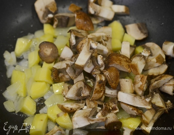 Добавьте в сковороду, обжаривайте все вместе до мягкости картофеля и полного испарения жидкости.