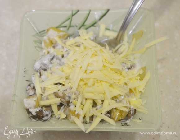 Сыр натрите на терке, ⅔ добавьте в грибную массу.