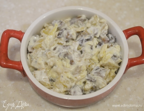 Перемешайте, выложите в жаропрочную форму.