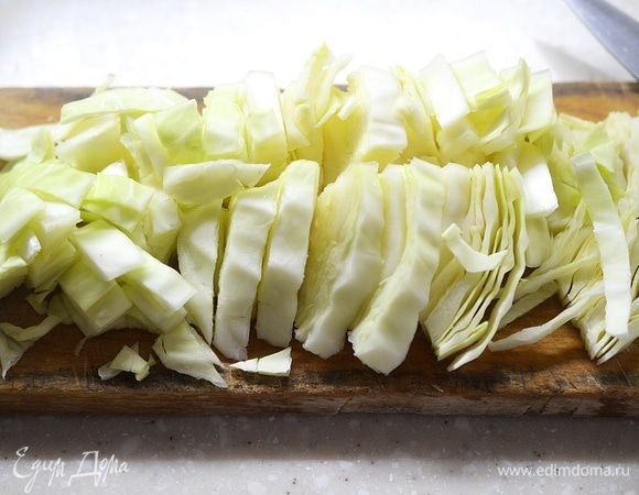 Капусту вымойте, нарежьте удобным способом.