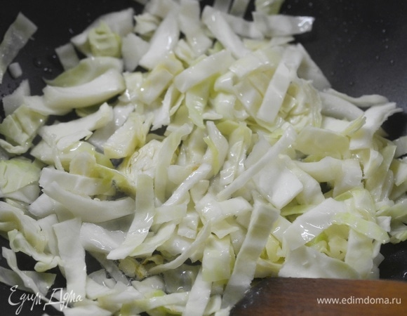 Обжарьте на сковороде с добавлением масла на достаточно сильном огне около 10 минут.