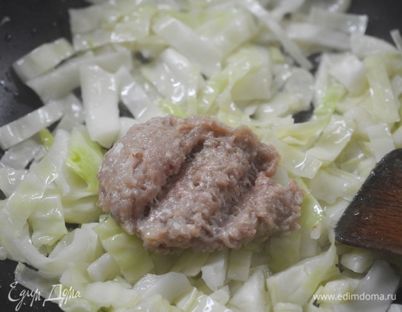 Добавьте фарш.