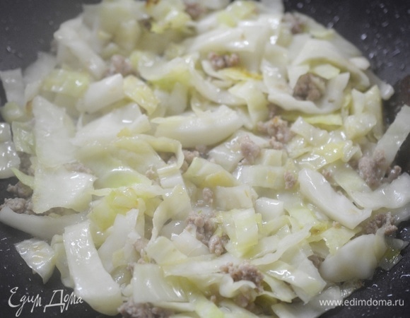 Обжаривайте все вместе, постоянно помешивая. Капуста должна именно жариться — так будет гораздо вкуснее.