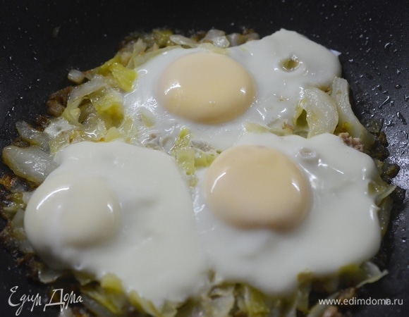 Накройте крышкой и готовьте до желаемой консистенции желтка.