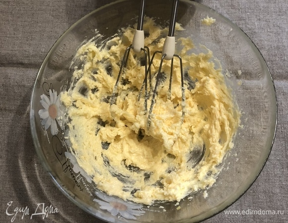 Взбить миксером размягченное сливочное масло с сахаром, солью и цедрой лимона до пышности. Добавить желтки и продолжить взбивать.