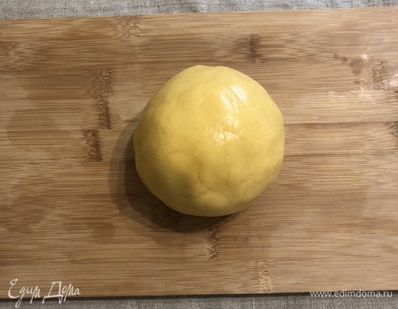 Муку смешать с разрыхлителем и всыпать ее частями. Замешиваем сначала миксером, затем — лопаткой и руками.