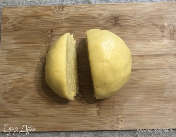 Визуально делим тесто на 1/3 и 2/3 части. На 45 минут убираем 1/3 часть теста в морозилку, а 2/3 часть теста — в холодильник.