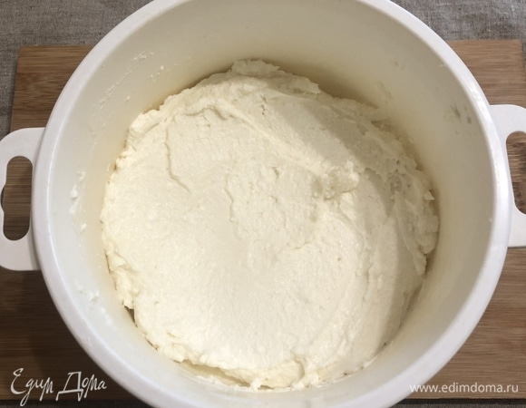 Начинка: творог пробиваем блендером с сахаром (5 ст. л.) и ванильным сахаром, добавляем сметану и крахмал кукурузный, перемешиваем.