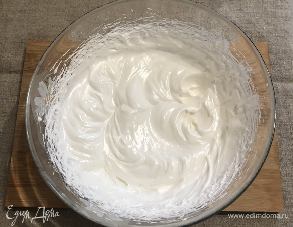Отдельно взбить белки со щепоткой соли до пены и постепенно всыпать сахар (4 ст. л.). Взбиваем до твердых пиков и частями подмешиваем в творог.