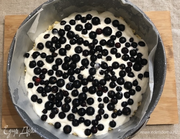 Сверху распределяем ягоды, затем — снова начинку.