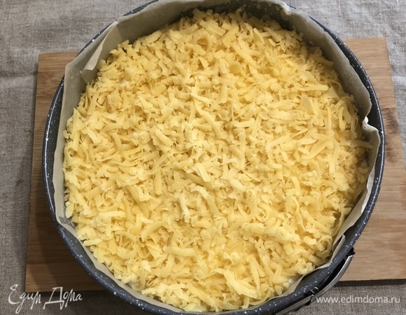 А сверху натираем на крупной терке оставшуюся 1/3 часть теста из морозилки.