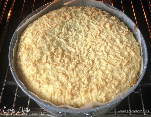 Выпекать в разогретой до 170°C духовке 50–60 минут. Дать остыть прямо в форме.