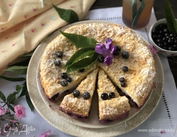 Накрываем стол и нарезаем пирог.