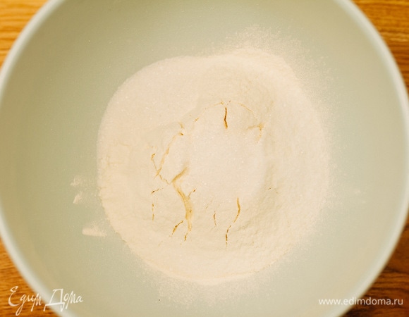 В чашу просеять муку, всыпать сахар и соль.