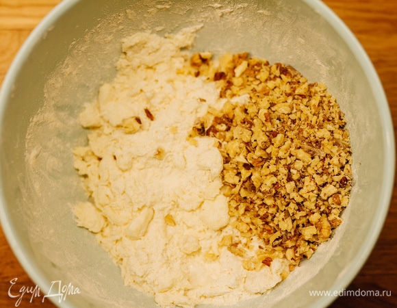Всыпать грецкие орехи и перемешать.