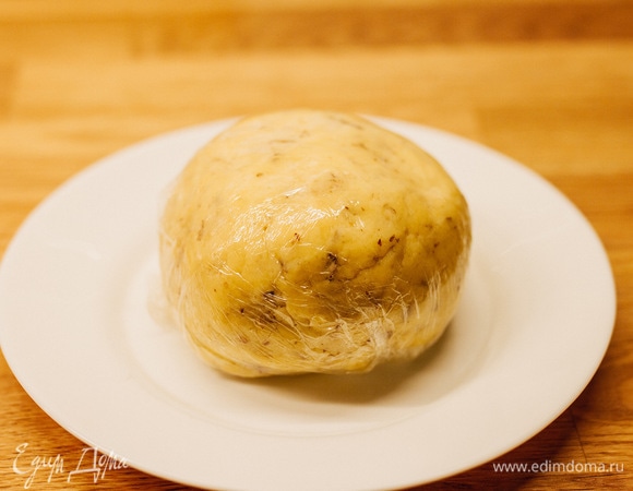 Завернуть тесто в пленку и убрать в холодильник на 30 минут. Разогреть духовку до 180°C.