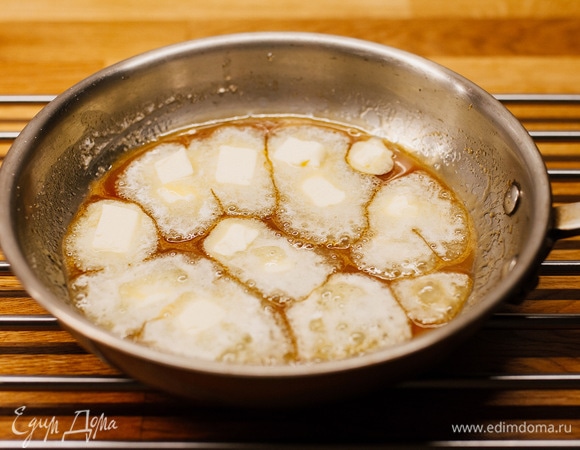 Убрать с огня, разложить кубики сливочного масла на карамели, не перемешивать.