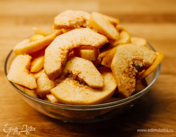 Айву очистить и нарезать дольками.