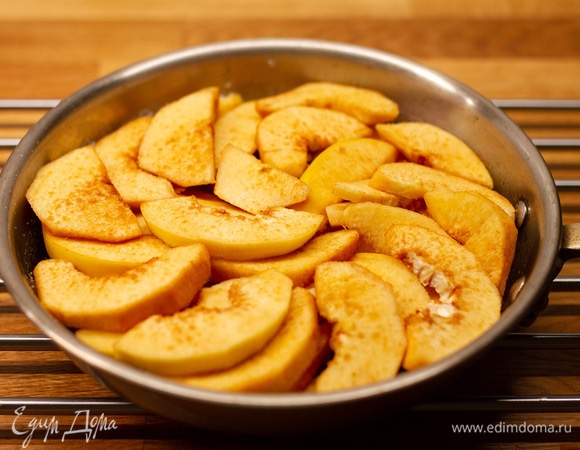 Плотно уложить айву прямо в сковороду с карамелью.