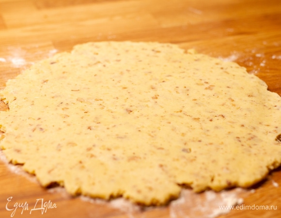 Раскатать шар теста. По размеру оно должно быть чуть больше диаметра сковороды.