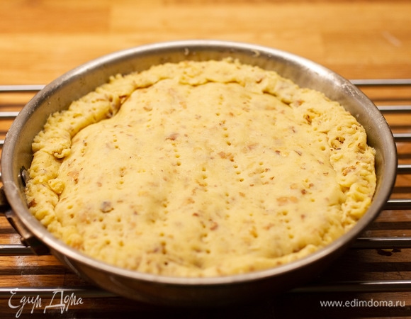 Достать сковороду, сверху на айву выложить пласт теста, вилкой слегка заправить края внутрь и наколоть поверхность. Отправить в духовку еще на 20–30 минут, пока тесто не станет золотистым.