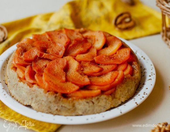 Остудить в течение 20 минут, положить сверху на сковороду блюдо и аккуратно перевернуть, чтобы фрукты оказались сверху. Приятного аппетита!