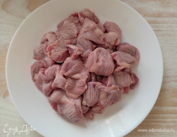 Желудочки чистим, промываем и отвариваем в подсоленной воде до готовности.