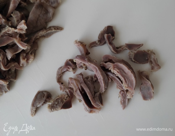 Даем полностью остыть и режем соломкой.