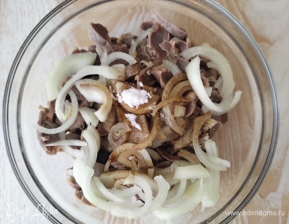 Добавляем нарезанный полукольцами лук, соевый соус и сахарную пудру, хорошо перемешиваем.