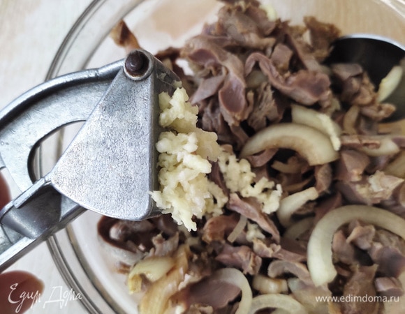 Выдавливаем через пресс чеснок.