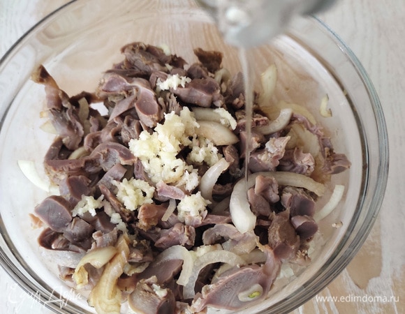 Поливаем растительным маслом, добавляем уксус 6%. Все хорошо перемешиваем и убираем в холодильник. Даем желудочкам промариноваться минимум 3 часа, лучше оставить их на ночь. Перед употреблением попробовать на соль, при необходимости досолить. Приятного аппетита!