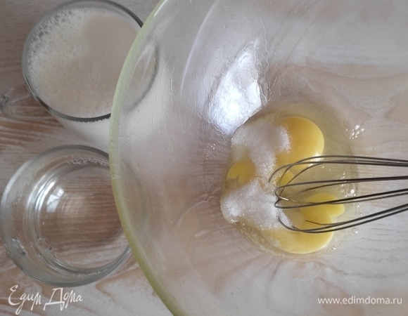 Яйца с сахаром взбить венчиком, добавить молоко,соль, перемешать. Продолжая мешать, влить кипяток и размешать более энергично.