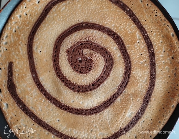 Переворачиваем и обжариваем с другой стороны. Блинчики по этому рецепту получаются пышные, не тоненькие. Подавать с любимым топингом. У меня мед. Приятного чаепития!