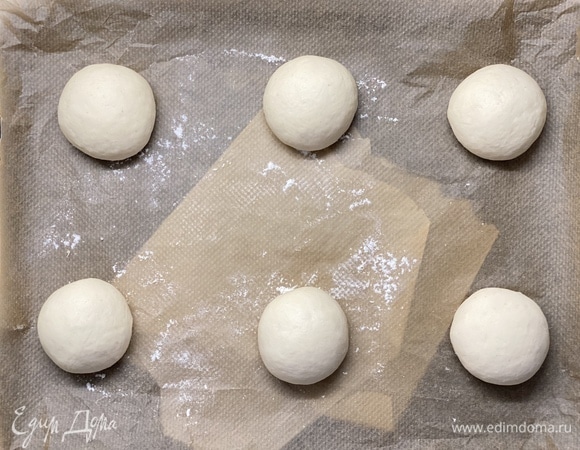 В чаше смешать сухие ингредиенты + мягкое сливочное масло. Влить воду с молоком. Замесить тесто. Удобнее это делать при помощи миксера, но можно руками. Вымешивать около 15 минут. Поделить тесто на 6 равных частей (лучше на весах) и сформировать булочки. Выложить на противень, накрыть пленкой и расстаивать в духовке при t 35–40°C 25–35 минут. Они должны увеличиться в объеме в 2 раза.