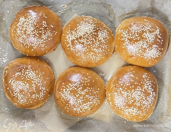 Затем смазать яйцом, посыпать кунжутом и выпекать примерно 20 минут при 180–190°C, до румяности.