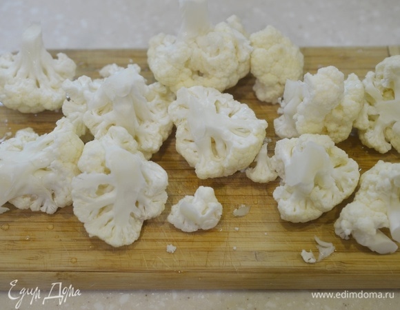 Капусту промойте, разберите на соцветия небольшого размера.