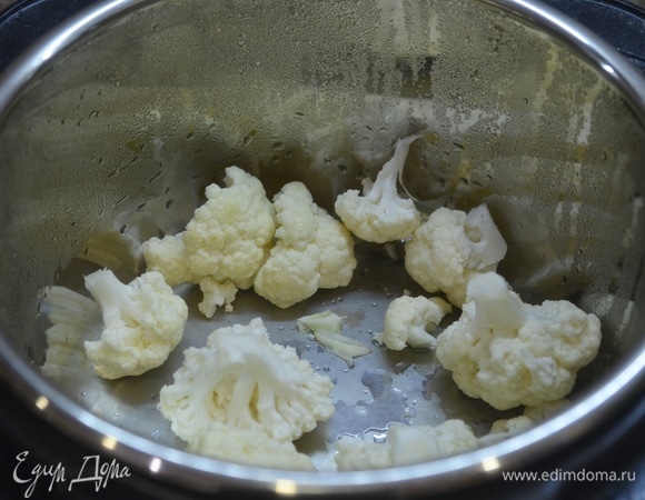 Положите в чашу мультиварки.