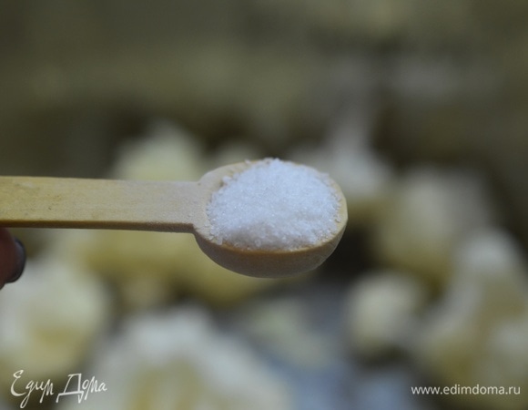 Посолите. Можете добавить и какие-то другие приправы и пряности.