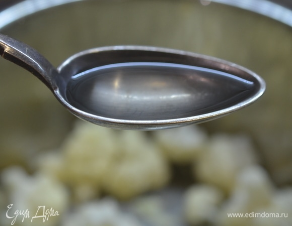 Добавьте растительное масло. Готовьте в режиме «Жарка» около 20 минут. Если любите более поджаристые блюда, то время приготовления можно увеличить.