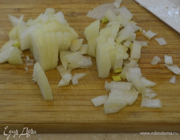 Лук почистите, нарежьте кубиками.