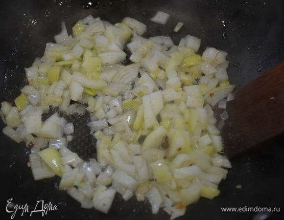 Обжарьте на сковороде с добавлением масла до золотистого цвета.