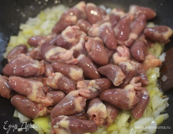 Добавьте в сковороду к луку.