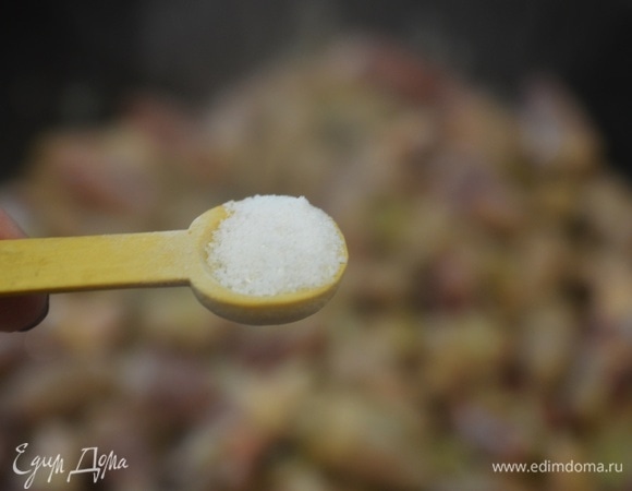 Посолите. Можно поперчить.