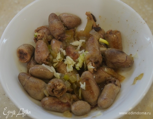 Добавьте измельченный чеснок.